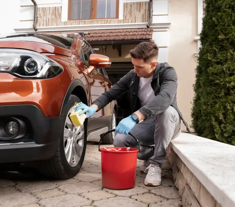 Lavage auto à domicile San-Gavino-di-Fiumorbo : professionnel intervenant sur un véhicule